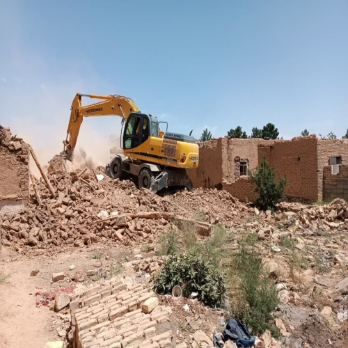 طرح اقدام مشترک پاکسازی و ساماندهی اماکن متروکه و مخروبه و تخریب محل تجمع معتادین در شهر جاجرم
